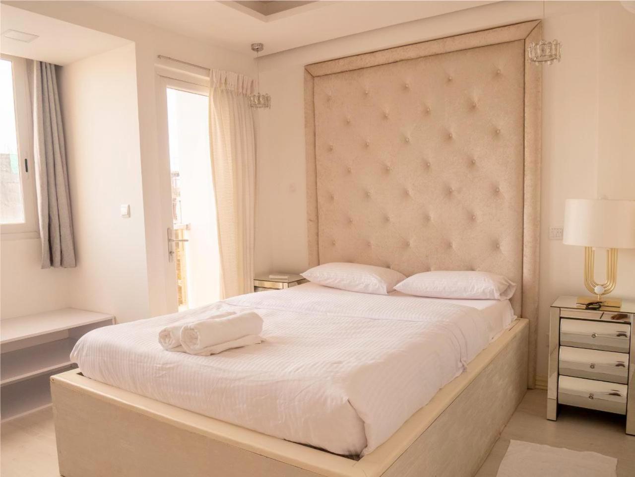 מאלה Beachfront Seaview Apartment מראה חיצוני תמונה